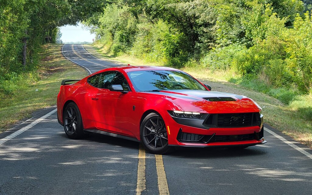 ford mustang darkhorse rouge